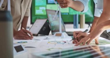 ESG (Çevresel, sosyal, kurumsal yönetim) organizasyon planlaması üzerine beyin fırtınası yapan bir grup iş adamı. Sürdürülebilir işler, iş arkadaşları takım çalışması. Kapat.