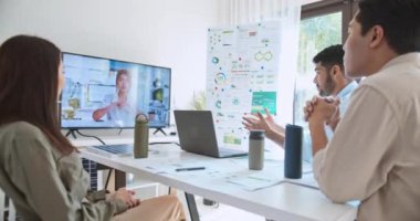 Takım toplantısında genç Asyalı iş adamları grubu, ESG (Çevre, Sosyal, Kurumsal Yönetim) tartışmasında çevrimiçi video konferans çağrısı. Sürdürülebilir iş uygulaması, insanlar evde çalışıyor.