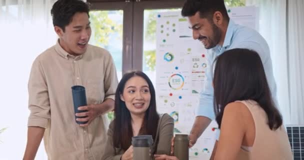 一群年轻的亚洲商人 女人一起随便聊天 在总部 人们拿着纸杯 放松地笑着 可持续生活方式 环境保护 社会和治理概念 — 图库视频影像