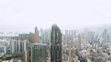 Hong Kong şehrinin çekimleri yapılıyor, İHA 'nın yüksek açı manzarası. İş bölgesindeki gökdelen, şehir merkezindeki binalar, yoldaki araba trafiği. Asya şehir hayatı konsepti