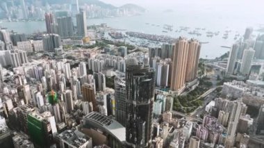 Hong Kong şehrinin çekimleri yapılıyor, İHA 'nın yüksek açı manzarası. İş bölgesindeki gökdelen, şehir merkezindeki binalar, yoldaki araba trafiği. Asya şehir hayatı konsepti