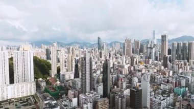 Hong Kong şehrinin çekimleri yapılıyor, İHA 'nın yüksek açı manzarası. İş bölgesindeki gökdelen, şehir merkezindeki binalar, yoldaki araba trafiği. Asya şehir hayatı konsepti