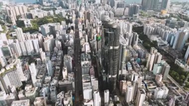 Hong Kong şehrinin çekimleri yapılıyor, İHA 'nın yüksek açı manzarası. İş bölgesindeki gökdelen, şehir merkezindeki binalar, yoldaki araba trafiği. Asya şehir hayatı konsepti