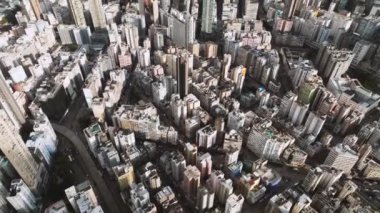 Hong Kong şehrinin çekimleri yapılıyor, İHA 'nın yüksek açı manzarası. İş bölgesindeki gökdelen, şehir merkezindeki binalar, yoldaki araba trafiği. Asya şehir hayatı konsepti