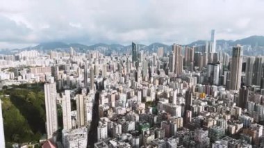Hong Kong şehrinin çekimleri yapılıyor, İHA 'nın yüksek açı manzarası. İş bölgesindeki gökdelen, şehir merkezindeki binalar, yoldaki araba trafiği. Asya şehir hayatı konsepti