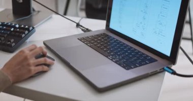 Masaüstü bilgisayarında genç bir Asyalı kadın yazılım geliştirici kodlama programı var. Kadın evden çalışıyor, uzaktan çalışıyor, serbest programcılık yapıyor, akıllı dijital göçebe yaşam tarzı kavramı.