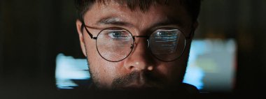 Beyaz Kafkas erkek yazılım geliştiricisi gece geç saatlere kadar çalışıyor, program kodlaması merkezde. Bilgisayar mühendisliği, veri bilimcisi, siber güvenlik, bilgi teknolojisi. Gözlükleri kapat, boşluğu kopyala