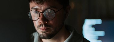 Beyaz Kafkas erkek yazılım geliştiricisi gece geç saatlere kadar çalışıyor, program kodlaması merkezde. Bilgisayar mühendisliği, veri bilimcisi, siber güvenlik, bilgi teknolojisi. Gözlükleri kapat, boşluğu kopyala