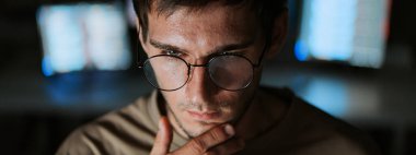 Beyaz Kafkas erkek yazılım geliştiricisi gece geç saatlere kadar çalışıyor, program kodlaması merkezde. Bilgisayar mühendisliği, veri bilimcisi, siber güvenlik, bilgi teknolojisi. Gözlükleri kapat, boşluğu kopyala