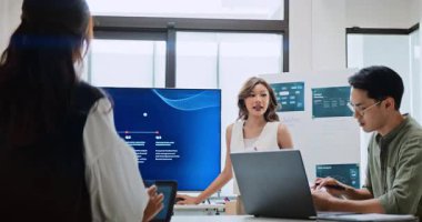 Bir grup Asyalı Z nesli iş adamı ev ofisinde birlikte çalışıyor. Finans ekibi iş adamları beyin fırtınası toplantısı, dizüstü bilgisayar ve sunum ekranı kullanın. Şirket takım çalışması kavramı