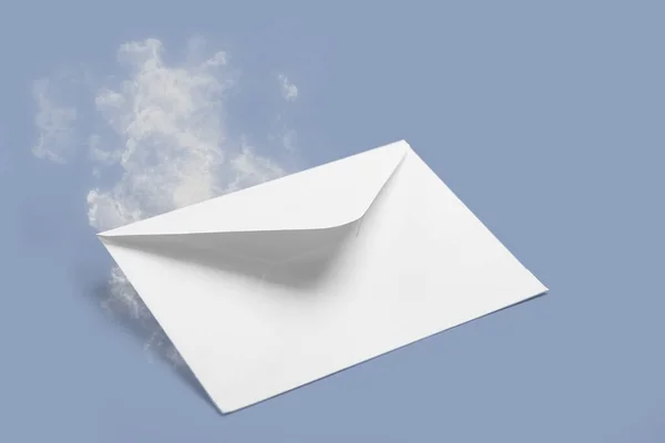 Witte Open Envelop Een Blauwe Achtergrond Roken Nieuws Concept Dringende — Stockfoto