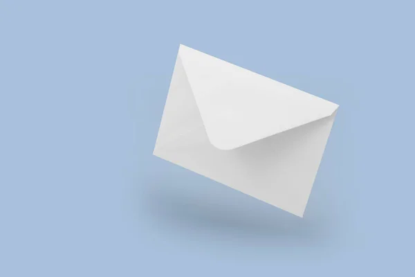 Mockup Envelope Branco Modelo Branco Levitação Whis Sombra Fundo Azul — Fotografia de Stock