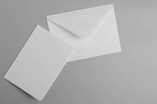 Una Busta Bianca Lettere Con Una Carta — Foto Stock