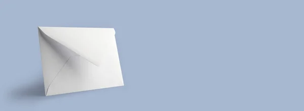 Envelope Branco Branco Fundo Azul Mockup — Fotografia de Stock