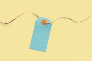 Sarı arkaplanda mavi boş kağıt fiyat etiketi veya etiket