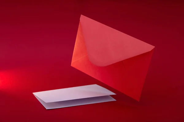 Envelope Vermelho Com Papel Branco Branco Passado Dia Dos Namorados — Fotografia de Stock