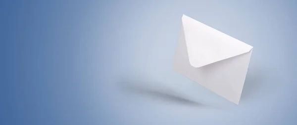 Envelope Branco Fundo Azul Mockup Carta Conceito Mensagem Urgente Informação — Fotografia de Stock