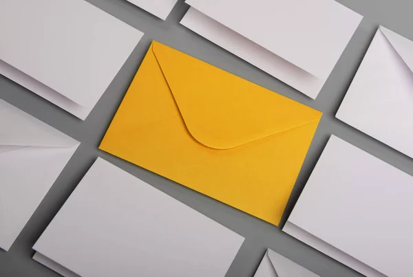Composição Com Envelopes Postais Brancos Envelope Amarelo Mesa — Fotografia de Stock
