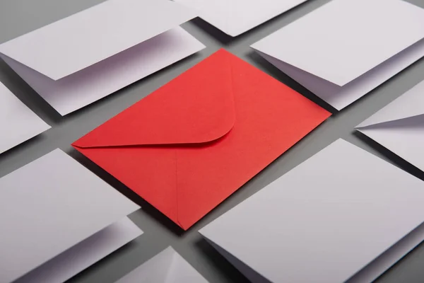 Üzerinde Beyaz Zarflar Kartpostallar Masanın Üzerinde Kırmızı Bir Zarf Olan — Stok fotoğraf