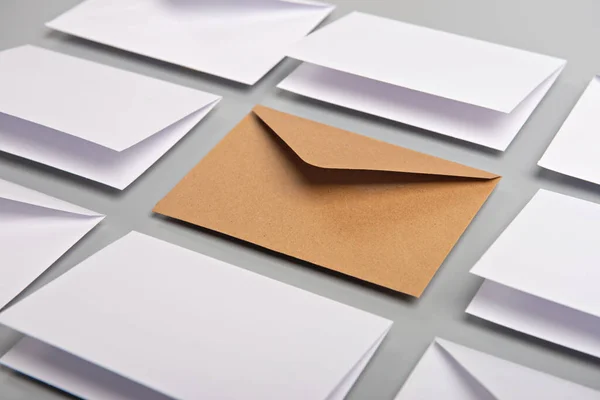 Masada Beyaz Zarflar Kartpostallar Bir Işi Zarfı Var — Stok fotoğraf