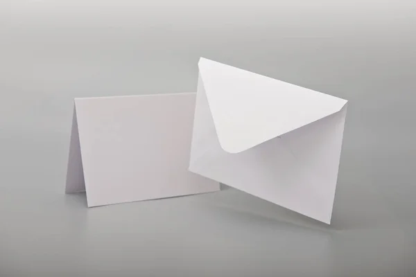 Envelope Branco Vazio Levitando Fundo Cinza Com Cartão Postal Sombra — Fotografia de Stock