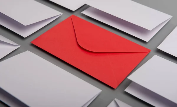 Üzerinde Beyaz Zarflar Kartpostallar Masanın Üzerinde Kırmızı Bir Zarf Olan — Stok fotoğraf