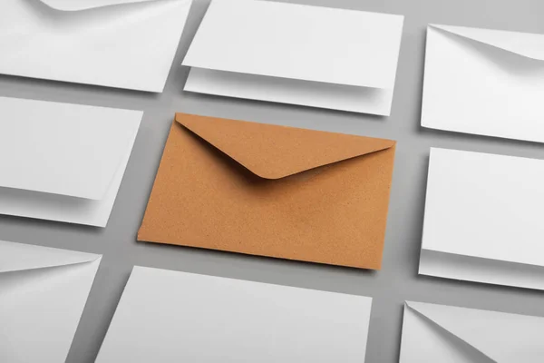 Enveloppes Cartes Postales Blanches Une Enveloppe Artisanale Sur Table — Photo