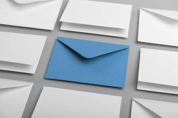 Composição Com Envelopes Brancos Cartões Postais Envelope Azul Mesa — Fotografia de Stock