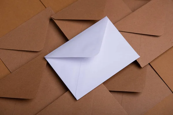 Kraft Beyaz Kağıt Zarflar Kapatın Modelleyin — Stok fotoğraf