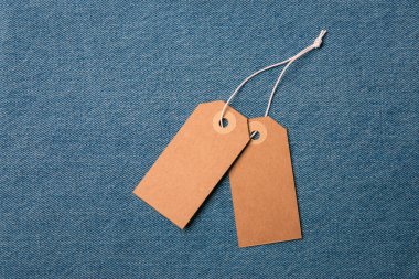 Metnin için karton etiketli kapalı kot pantolon