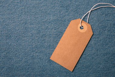 Metnin için karton etiketli kapalı kot pantolon