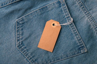 Metnin için karton etiketli kapalı kot pantolon