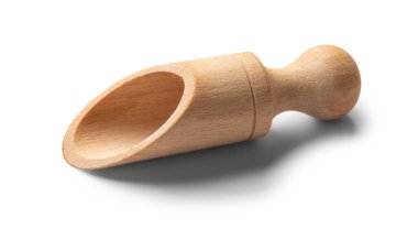 Tahta boş baharat kaşığı, beyaz arkaplanda gölgesi var.