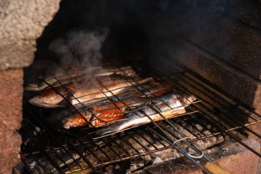 Izgarada kızarmış balık.