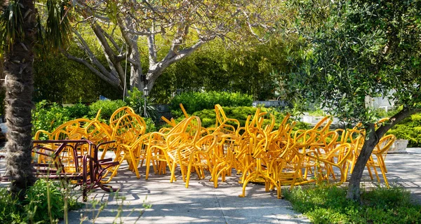 Κίτρινες Καρέκλες Στην Εξωτερική Βεράντα Του Εστιατορίου Προετοιμασία Για Την — Φωτογραφία Αρχείου