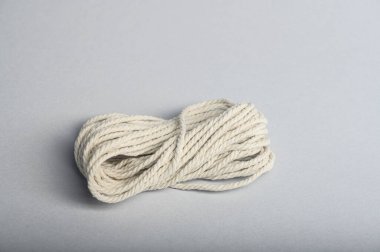 Doğal sicim gri bir yüzeyde düzgünce paketlenir, çeşitli DIY projeleri için idealdir..