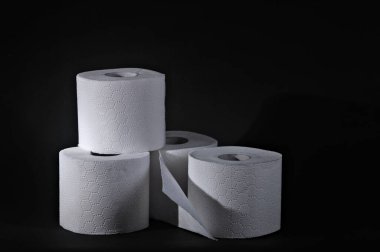 Güzelce düzenlenmiş yumuşak beyaz tuvalet kağıdı tuvaletteki temizliği ön plana çıkarıyor..