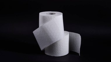 İki rulo yumuşak beyaz tuvalet kâğıdı koyu bir zemin üzerinde onların hijyen amaçlarının altını çiziyor..