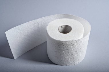 Bir rulo yumuşak, beyaz tuvalet kağıdı banyoda kullanılmaya hazır, temizliği teşvik ediyor..