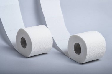 İki rulo yumuşak, beyaz tuvalet kağıdı tuvalet için temiz ve hijyenik bir seçenek sunar..