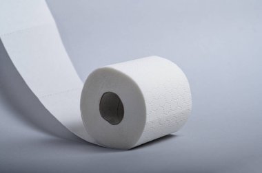 Yumuşak beyaz tuvalet kağıdı temiz bir banyoda dokusunu ve hijyenini ön plana çıkarır..