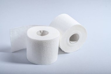 Yumuşak ve temiz tuvalet kağıdı ruloları sergileniyor, banyo ortamlarında hijyen teşvik ediliyor..