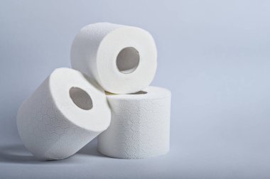 Üç rulo beyaz, yumuşak tuvalet kağıdı bir arada, banyo hijyeni için mükemmel..