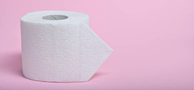 Pembe arka plandaki yumuşak beyaz tuvalet kağıdı banyo hijyeninin esaslarını ön plana çıkarıyor..