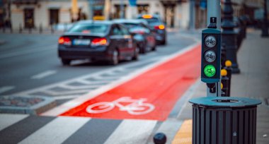 Motosikletler yeşil ışık alırken, araçlar da akşamları hareketli bir kavşakta motorsiklet dostu altyapıyı ön plana çıkarıyor..