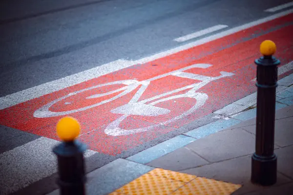 İşaretli bisiklet yolu bisiklet sembolü ve sarı kalınlar gösteriyor. Bu da alacakaranlık sırasında şehir caddesinde güvenli bisiklet alanı olduğunu gösteriyor..