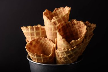 Sıcak bir günde dondurma servis etmek için mükemmel metal bir kabın içine yerleştirilmiş bir waffle külahı koleksiyonu..