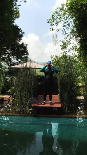 Beyaz Kadın Havuza Atlıyor Etrafı Bitkilerle Çevrili Kelebekten Kurtulmak Için — Stok video
