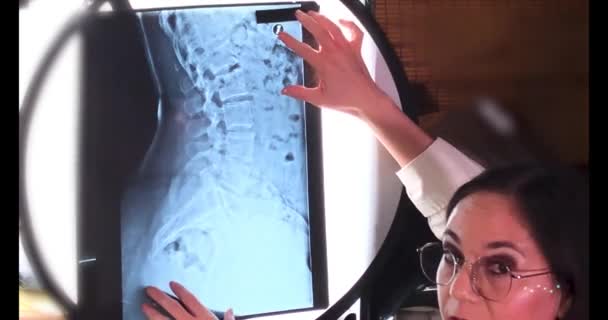 Orthopäde Analysiert Querschnitt Röntgenbild Der Wirbelsäule Für Einen Medizinischen Bericht — Stockvideo