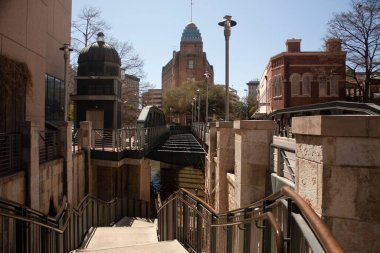 San Antonio 'nun sokaklarındaki açık hava binaları. Texas mimari şehir manzarası.